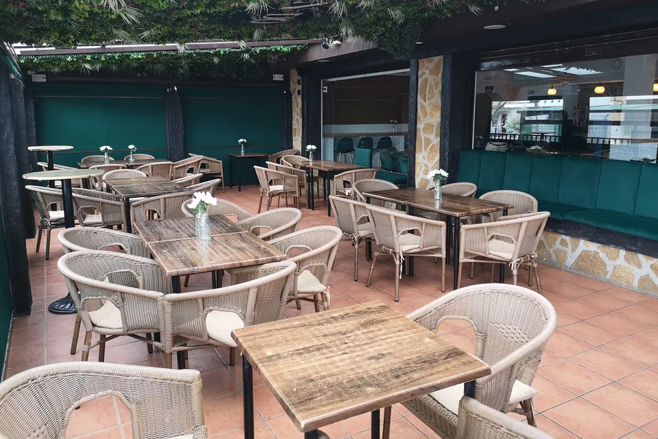 Terraza cubierta Cafeteria El Nido en Villanueva del Rosario