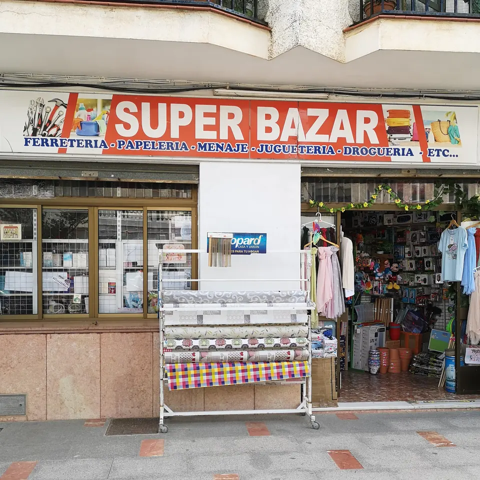 Fachada de tienda Super Bazar en Villanueva del Rosario