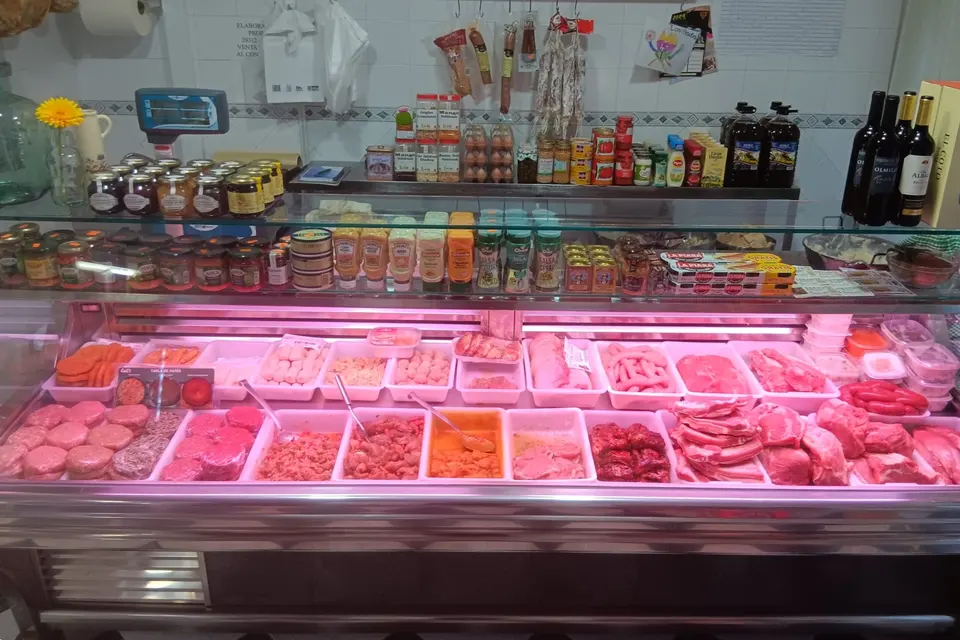 Vitrina principal de productos de la Carnicería Perche en Villanueva del Rosario