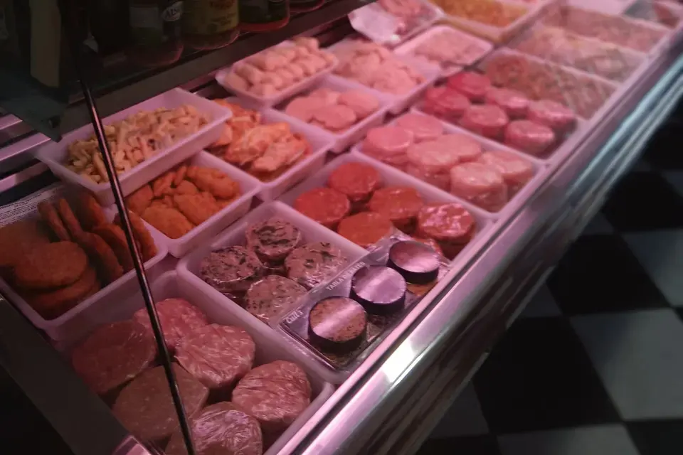 Vitrina de productos de la Carnicería Perche en Villanueva del Rosario