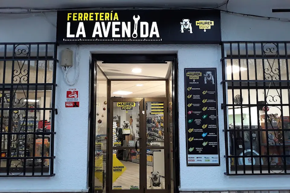 Entrada de la Ferretería La Avenida en Villanueva del Rosario