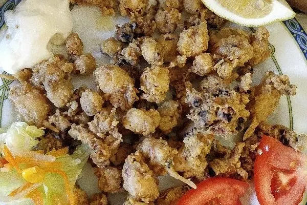 Plato de Puntillitas de Restaurante Los Mellizos en Villanueva del Rosario